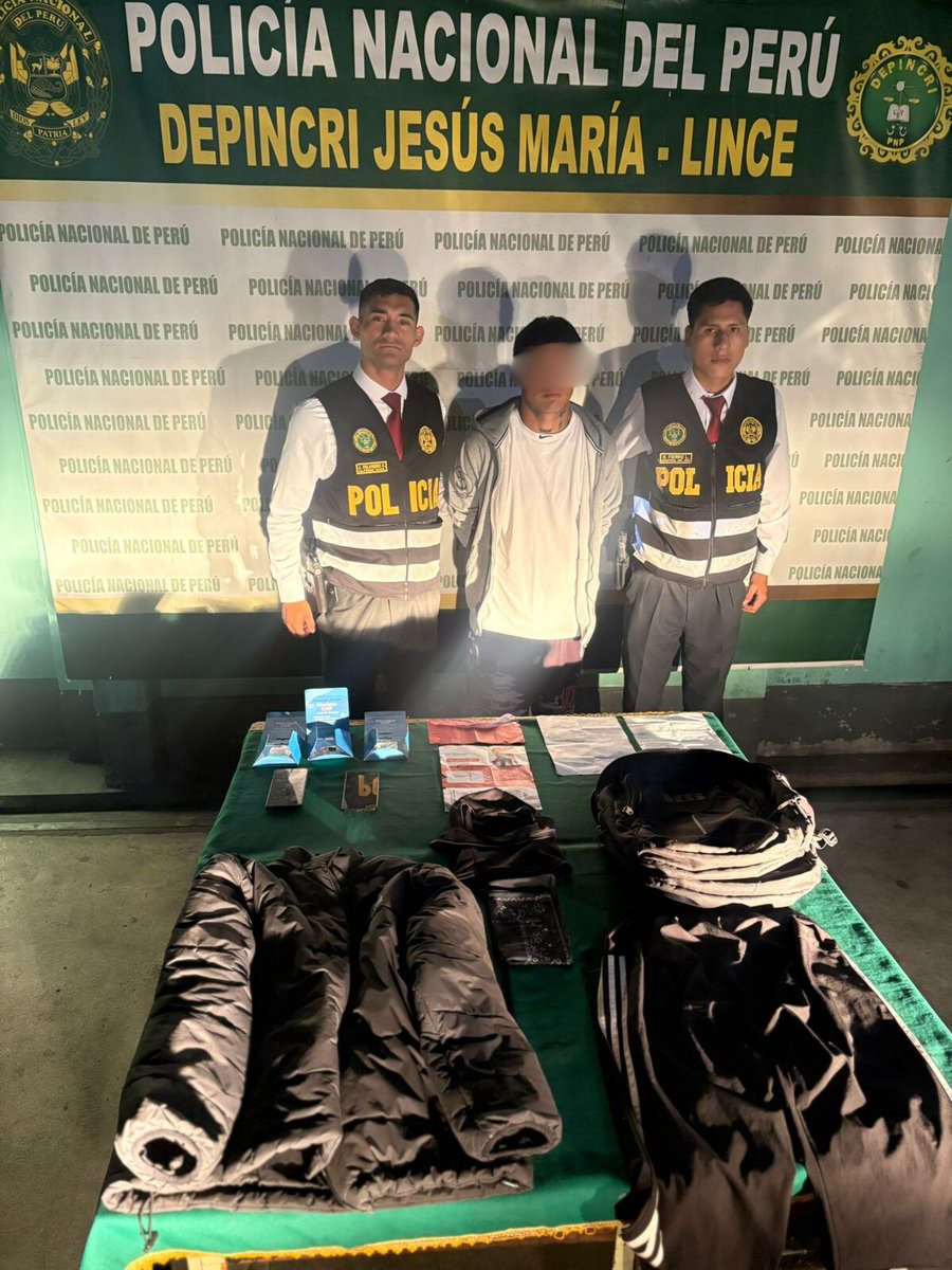 🚨 Lima | Agentes del #Depincri Jesús María - Lince detuvo a un sujeto por estar presuntamente implicado en robo agravado con arma de fuego. Víctimas denunciaron asalto y transferencia forzada de S/7,500. Se incautaron celulares, pasamontañas y prendas usadas en el ilícito.