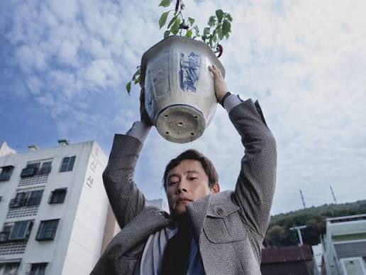 Visto “No Other Choice” di Park Chan-wook. Per me: i limiti sono soliti 20 minuti di troppo (scritto benissimo, ma troppo scritto) e la solita critica al capitalismo senza anima; i pregi tutto il resto. Commedia nera, cinica, pulp (anche nel senso di polpa della carta) #davedere