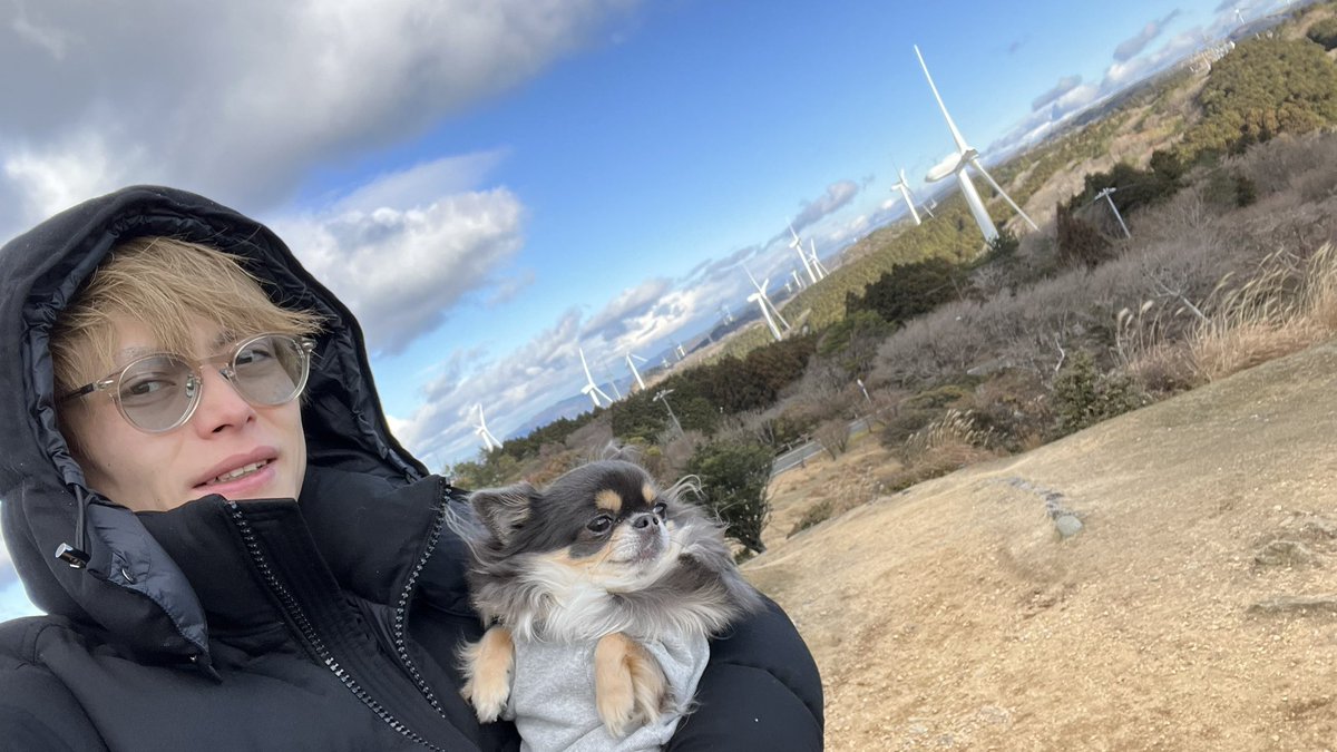 ChocoCh831's tweet photo. 1月2日　
伊賀帰りにいくらと青山高原へ🏔️

景色は最高、運が良ければ富士山も見えるそう☝️

しかし寒すぎて滞在時間3分でギブ‼️ https://t.co/8O4H080ZIU