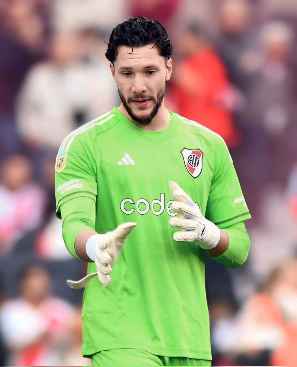 ✅ Armani: 39 años, último año en River, su nivel viene en baja. Titular indiscutido.

❌ Ledesma: 32 años, con ganas de mostrar su mejor versión. Se va sin ser probado y por no tener minutos.

Que alguien me dé una explicación lógica.