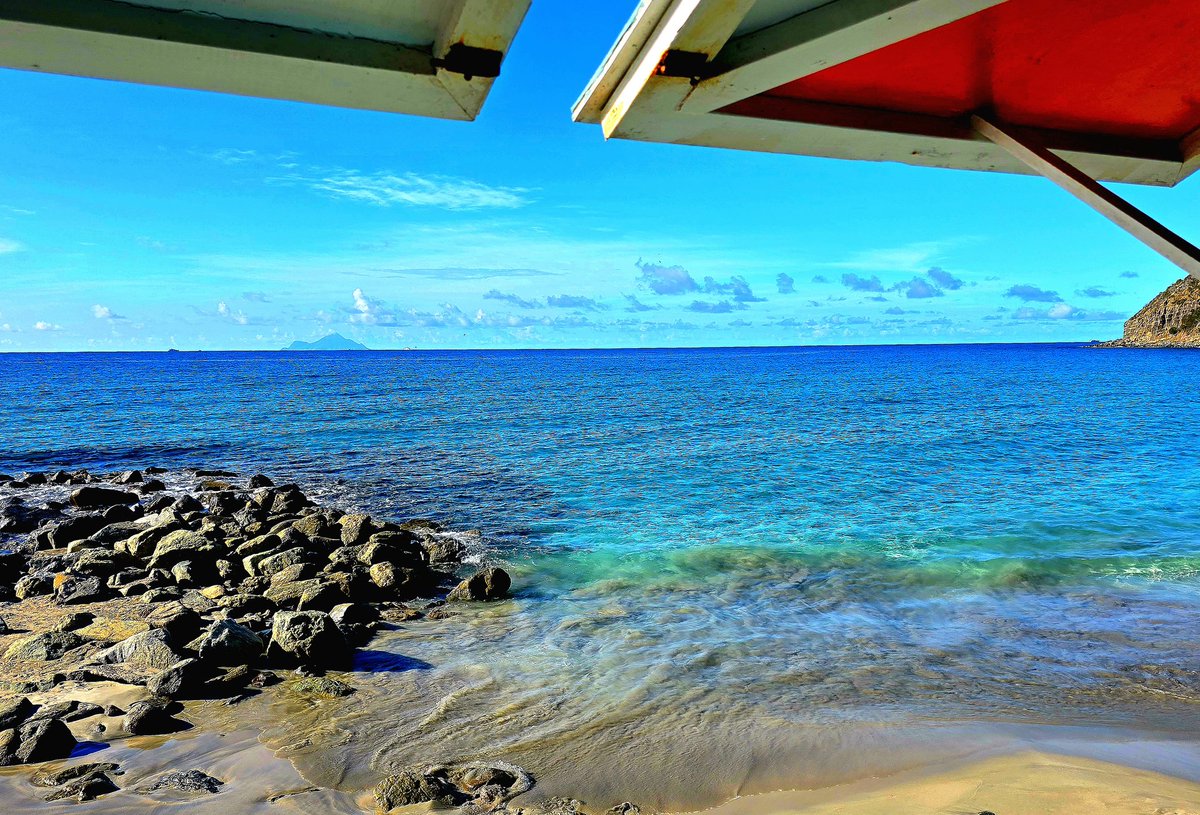 Meantime in #SXM...
No funky politics. No angry people walking around. No hate. Just one island. One love.