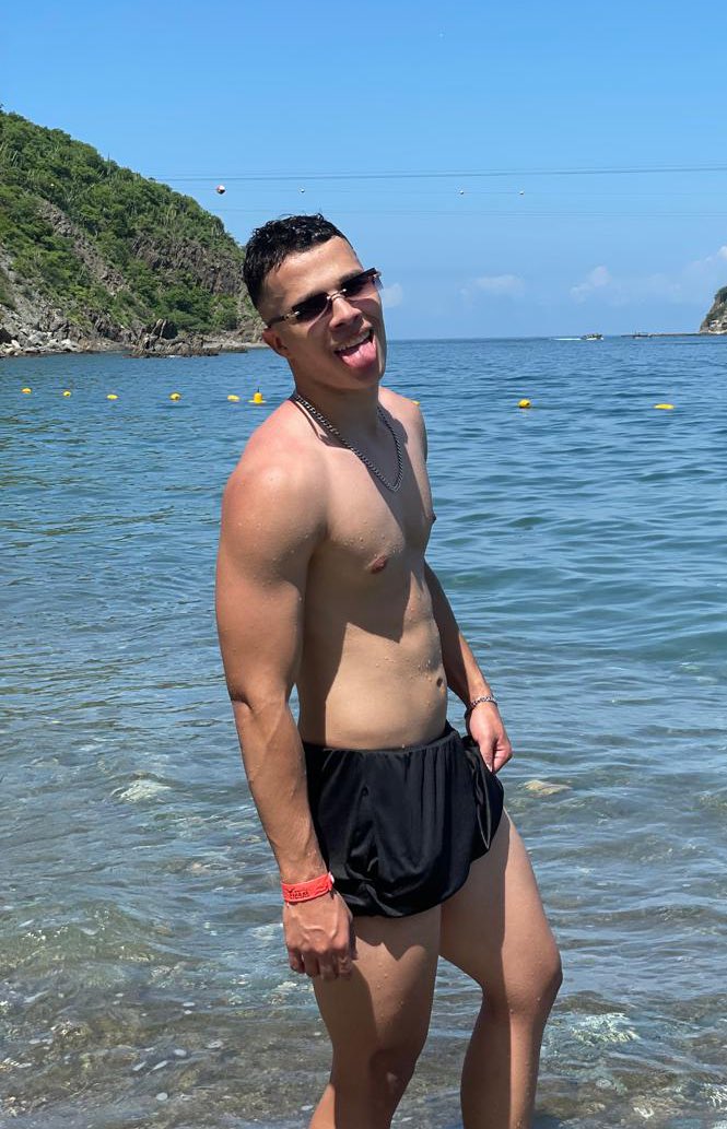 Alejandro tweet media