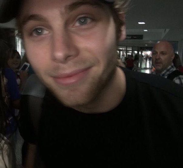 N0SENSEOFTIME's tweet image. crush me with the sunshine of your heart &amp;lt;3

#5SOS_SELFIEDAY #LUKE #5SOS