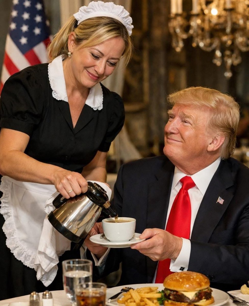 FrenkieWoody's tweet photo. Diplomazia internazionale, versione “servizio al tavolo”:
sorriso d’ordinanza, capo chino e tazzina fumante.
Perché l’atlantismo non si discute, si serve. https://t.co/ufByzaOzBM