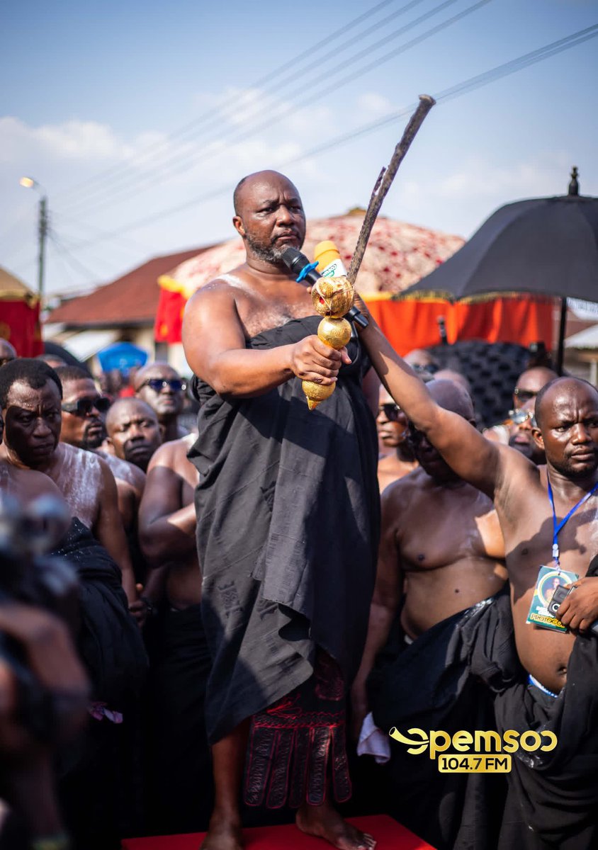 Asante_nation's tweet image. Daasebre Osei Bonsu III, newly enstooled Omanhene of Asante Mampong, on January 5, 2026, swore the oath of allegiance to his people, affirming his commitment to serve with wisdom, unity, and dedication.

The ceremony was held in the august presence of Nananom Abiretufuo,…