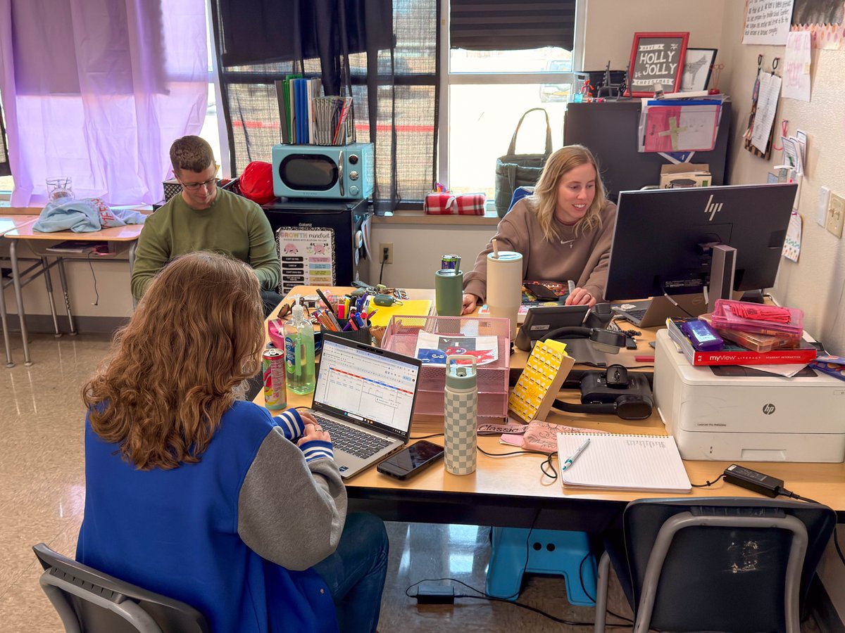 ShermanISD's tweet image. Every year starts strong 💪 when it starts together. Our educators are busy planning and preparing for student success as we kick off the second semester tomorrow. 🐾 📚  #OneTeam #OnePurpose