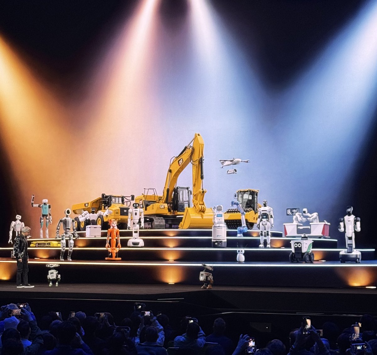 StockMKTNewz's tweet image. NVIDIA $NVDA CEO JENSEN HUANG JUST SAID:

Caterpillar is making the biggest robots ever