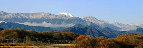 「青空は、どこまでも広く澄んでいる」
そう言い聞かせながら毎日散歩している 
欲にまみれた自己中心的な考えが蔓延
平凡ながら穏やかな素敵な世界もあるんだよ
欲だけじゃ、心は満たされないんだよ
奥村森