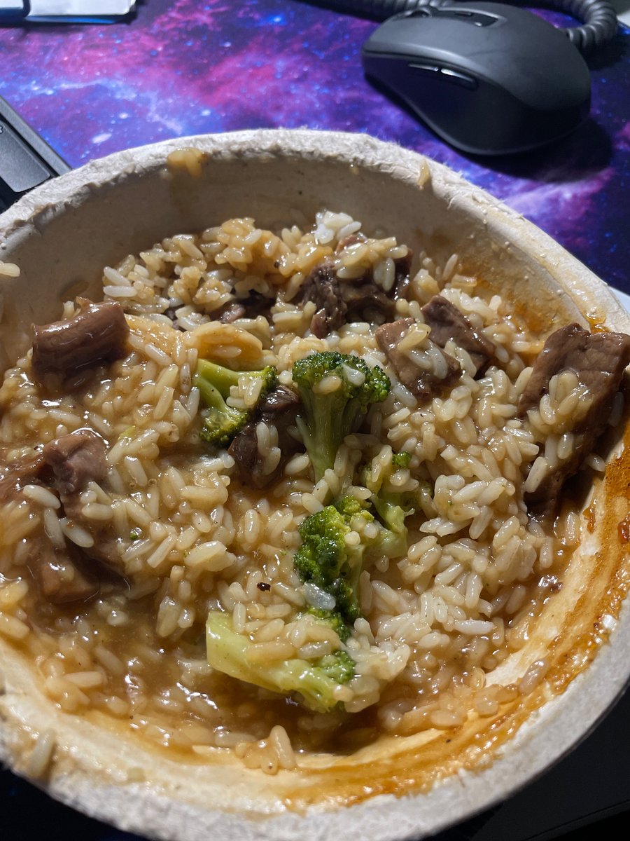 Emagirl's tweet photo. @_MarieCallender tf is this shit? There is four pieces of broccoli in this bowl, you might as well not even add it in! https://t.co/HblXheuymy