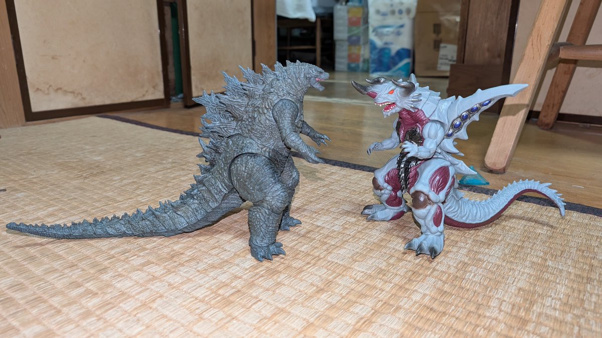 オモ写 ゴジラ2021VSバガン 今回はHiyaのゴジラ2021（新しい方）と並べ