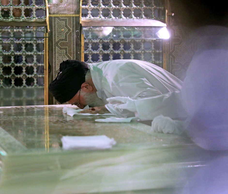 سید علی خامنه‌ای روحی فداه، عزیزتر از جان من است...