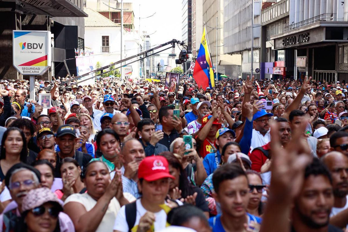 ConElMazoDando's tweet photo. #LosQueremosDeVuelta | El Pueblo venezolano salió a marchar este lunes de 5 de enero, en apoyo a la instalación de la Asamblea Nacional (AN) y para exigir la liberación del presidente Nicolás Maduro y la Primera Dama Cilia Flores https://t.co/1oaPG2HpVd