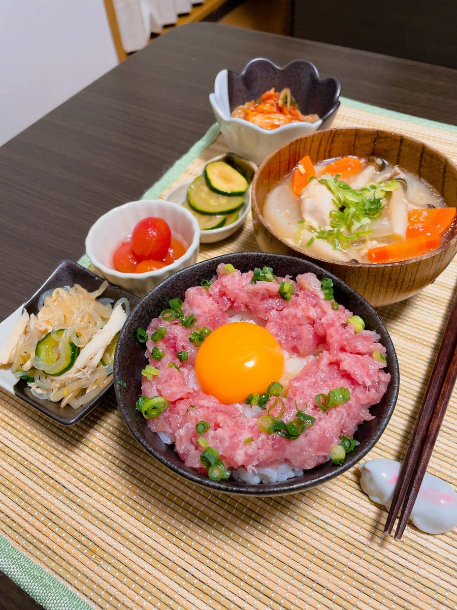 1nosukekatsura's tweet photo. おはようございます☀️

朝ごはんがええ感じに出来ました。

ミニネギトロ丼と粕汁です。

＃おうちごはん https://t.co/j35Sztl2J4