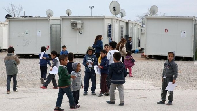 Ψωμί ζητήσαν του φουρνάρη, λίγο νερό του καφετζή
Τα διώχνει ο πρώτος μ'ένα φτυάρι, κι ο άλλος λύνει το σκυλί...