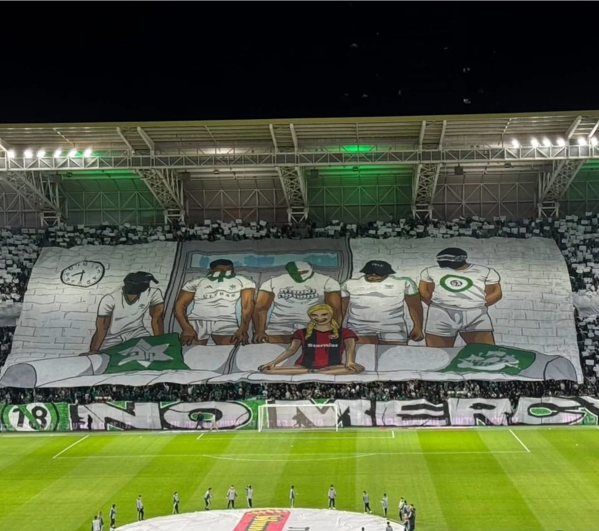 הרגע נחשפתי לדבר המבחיל הזה.
פשוט בושה של קהל ומועדון שזה המיצג שמרימים.
מסכנה הילדה שמגיעה לאצטדיון וזה מה שהיא רואה.
מסכן האבא שבא עם הילדים וצריך להסביר להם מה זה כשהם שואלים.
להקיא עליכם.

האדם לפני השחקן, כן שמענו.