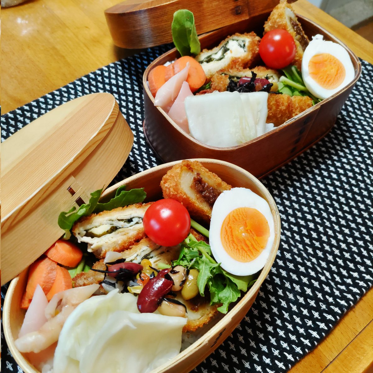 mayu2wind's tweet image. 今日の曲げわっぱお弁当は、ささみの大葉チーズフライ、里芋コロッケ、ゆで卵の岩下漬け、ルッコラ、ミニトマト、白菜の浅漬け、ひじきと豆のサラダ、人参の糠漬け、岩下の新生姜、梅干し、白米。