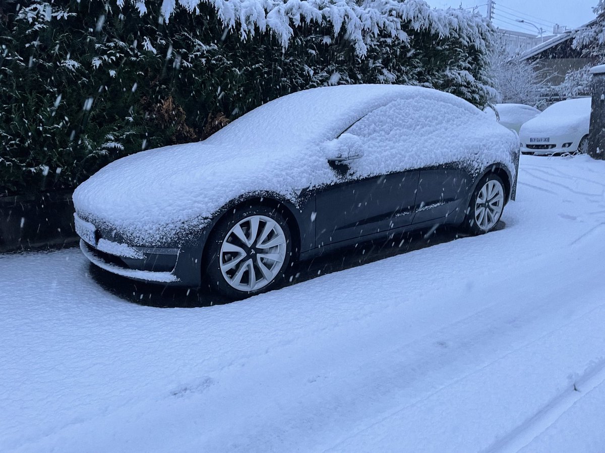 dji_oul's tweet photo. @MCCob Annecy -> Courchevel 1850 tout le trajet sous la neige, routes blanches pendant les derniers 1300m de dénivelés, beaucoup de voitures arrêtées. C’était pas confortable comme en pneu hiver, mais c’est passé et c’est ce qu’on leur demande https://t.co/yh4Exw8rJh