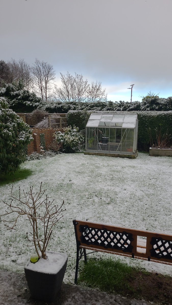 Snow ❄️ in Milford Haven today
and it's very cold tonight. #snow #weather