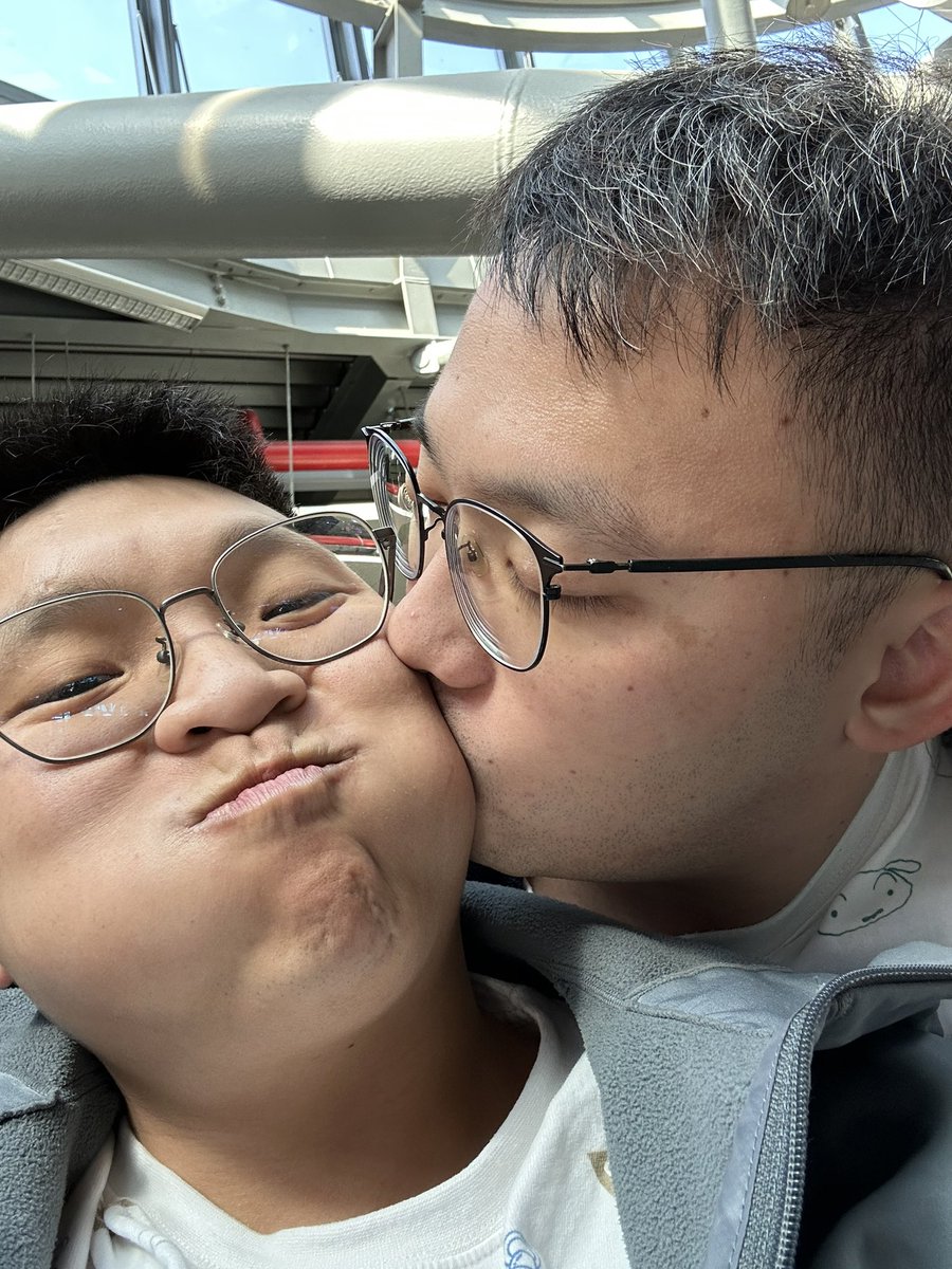 好久沒失眠了，開心的一週每天晚上都能抱著寶貝睡覺，分開的第一晚就失眠，早上還0430起床回單位上班，回歸現實的第一天真難熬😭