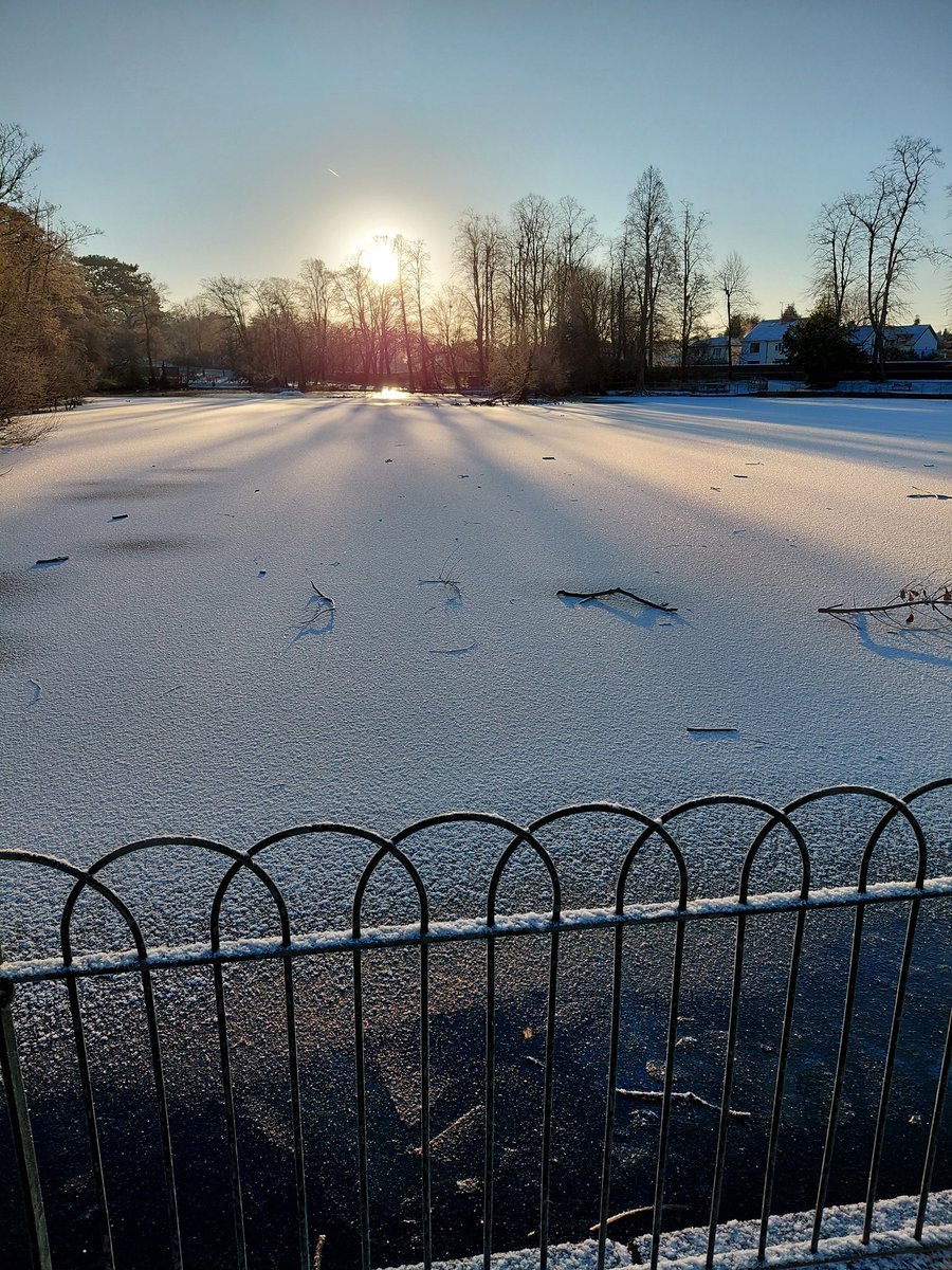 TimHamblinShale's tweet image. Not that much snow at Stourbridge's Mary Stevens Park this morning. Plenty of ice though! The (large) pond froze over completely.
#Snow#Ice#Winter
