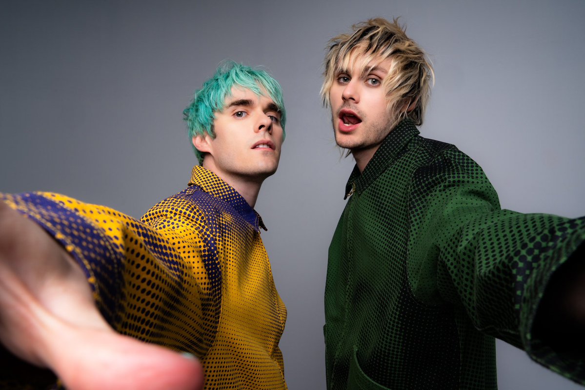awsten's tweet image. MICHAEL CLIFFORD IN THIS WEEKS HII DEF DROP - HEAVY WEIGHT CUSTOM TWILL JACKET WITH ALL OVER POP-ART FACE PRINT AND HII DEF BRANDED BUTTONS. ALSO HERE’S THE YELLOW/PURPLE SISTER PIECE TOO, SURPRISE. 

WEDNESDAY 10AM PST
LIMITED TO 300
GOOD LUCK
hiidef.xyz