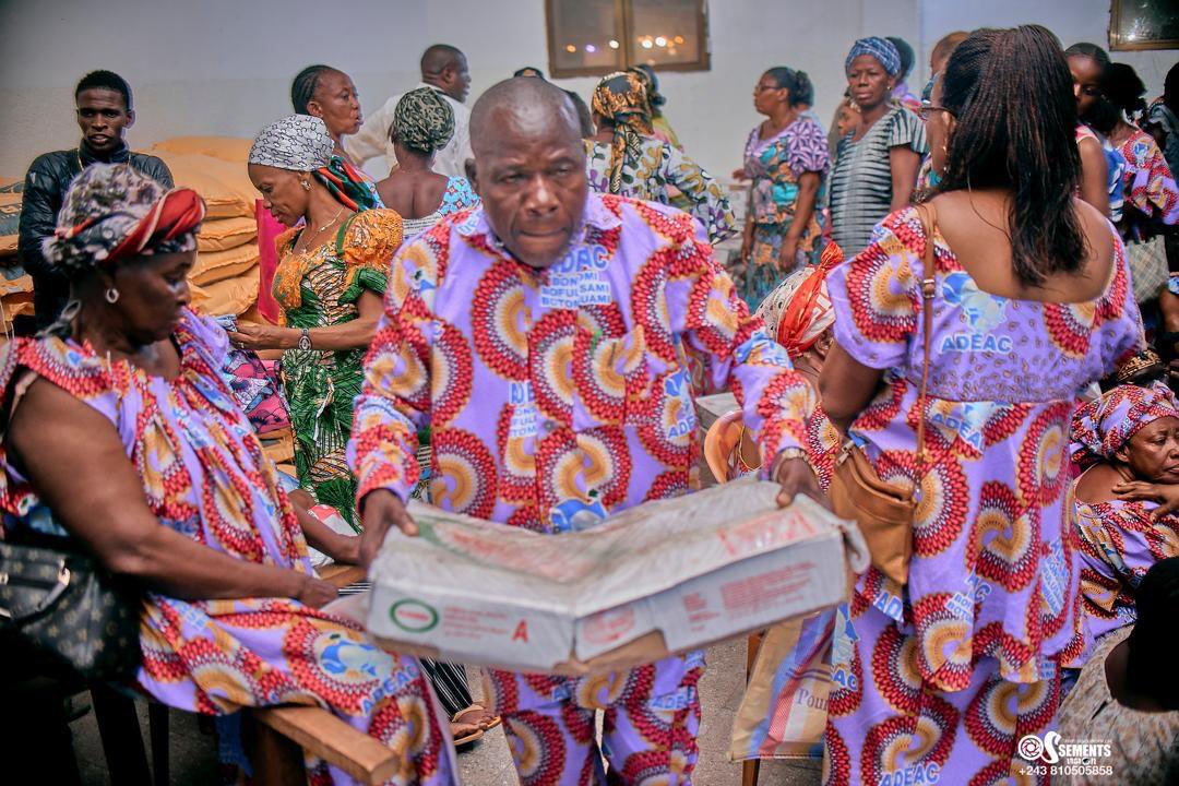 BilamboPat30382's tweet photo. #RDC : Vivre et non vivre #remis aux femmes de plusieurs communes de Kinshasa 
Un partage citoyen de @NyenyeziSolange avec sa structure #ADEAC entamé depuis quelques jours.
Un moment de sensibilisation invitant la femme congolaise à s’ impliquer pour le retour de la paix au pays https://t.co/1davmNiyNY