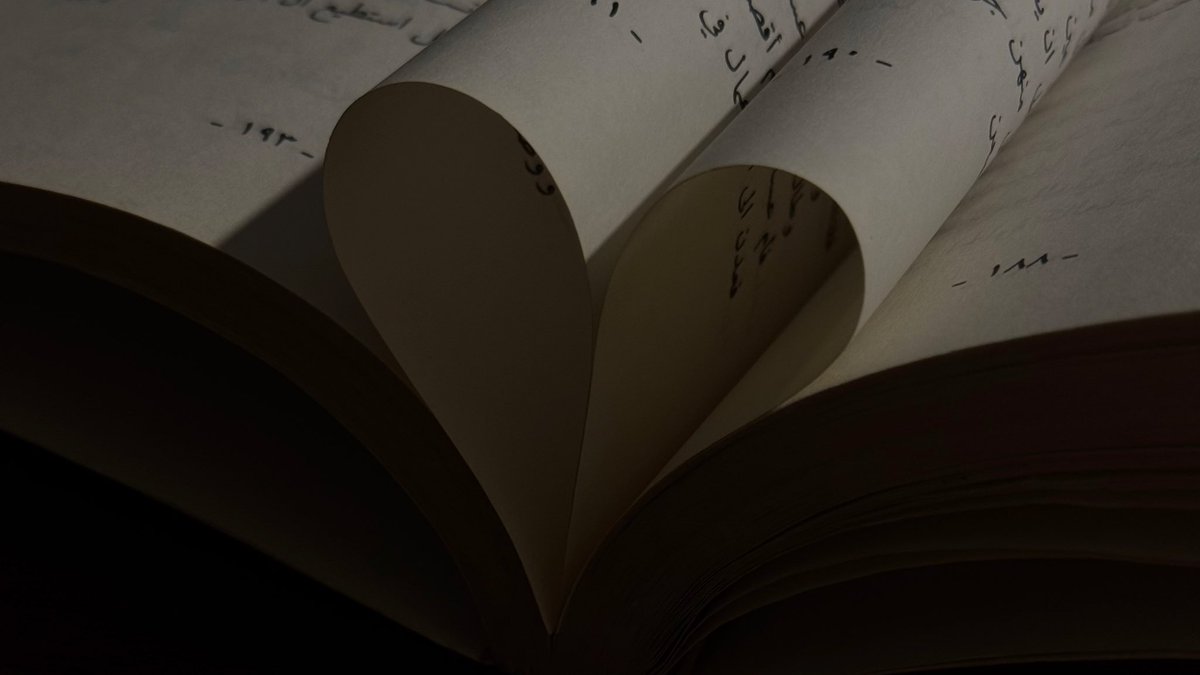 لينت لك قلبٍ لغيرك ما يلينه الحديد
ولديت لك عينٍ لغيرك مابعد لديتها

وغنيت فيك النادرات الشاردات من القصيد
اللي تثير الصمت في الجمهور لا غنيتها