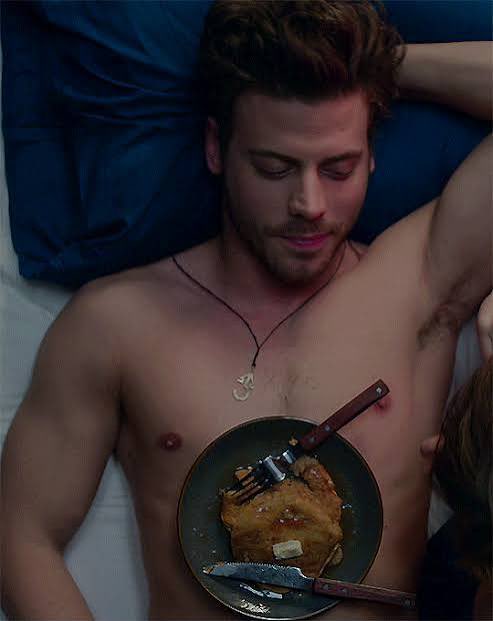 Mikemccarthaaay's tweet image. OKAY BUT which HEATED RIVALRY star has the best armpits? 👀