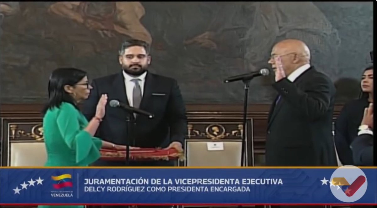 Co tu się dzieje! Oto przewodniczący Zgromadzenia Narodowego #Wenezuela, Jorge Rodríguez, przyjmuje ślubowanie od nowej "prezydent" tego kraju (i swojej siostry) Delcy Rodríguez. A konstytucję na którą się ślubuje trzyma... Nicolas Maduro. Syn Nicolasa Maduro.