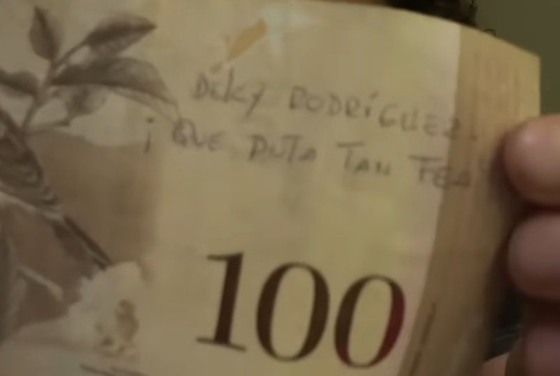 Mensaje de protesta en un billete venezolano durante las protestas del 2017: 

"Delcy Rodríguez ¡Que puta tan fea!"