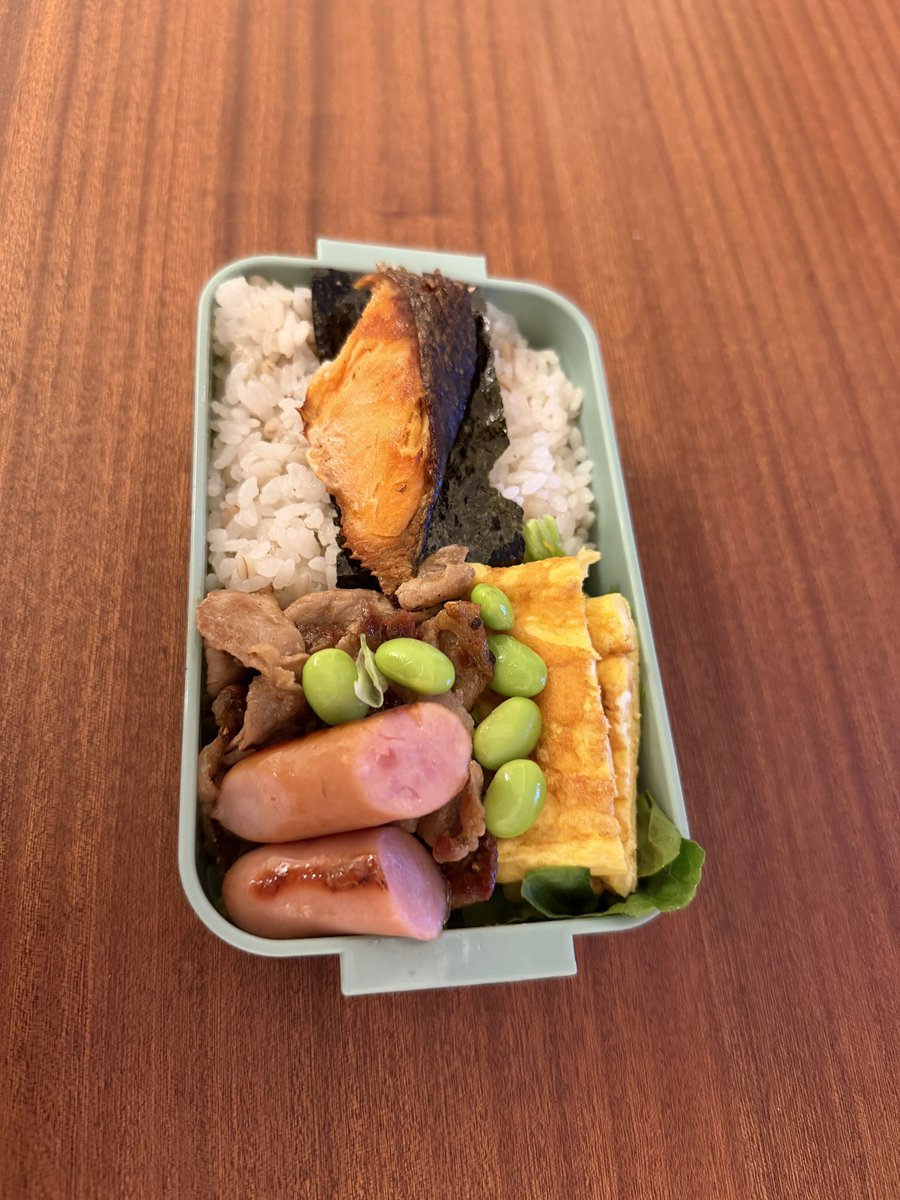 dannbenkiroku's tweet photo. おはようございます。
遅ればせながら明けましておめでとうございます🎍
今年も妻へのお弁当🍱を旨く盛り付けがんばります。
今年初弁はシャケ、スパイスビーフ🍱
本日もご安全に🫡
#20260106
#お弁当記録
#弁当
#bentou
#ダン弁記録
#盛り付け勉強中 https://t.co/58b5WNEACB