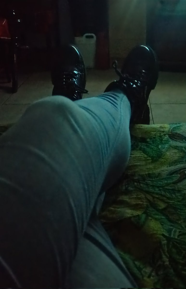 Ven. Arrodíllate despacio. Descalzame y quitame los calcetines con suavidad, con devoción. 
Después pide permiso, primero para masajear mis pies, después para lamerlos. Sin prisa, sin pausa.
Tu misión acabará tan solo cuando yo esté satisfecha.