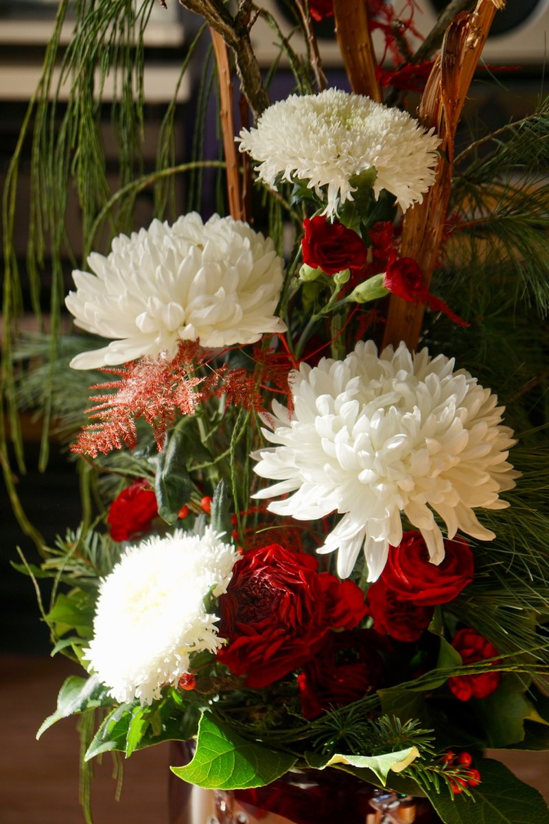 buck_buck_1971's tweet photo. 2026年新年の花。31日に妻と花屋へ行き、妻のお気に入りのフローリストさんに妻が「和風で」と注文。「日本の正月をイメージする色は？」と聞かれ「紅白」と答えアレンジしてくれたのがこれ。とても和風。花の色に合わせ花瓶はToikka氏デザインの真紅のProArteベースをチョイス https://t.co/q7qtLhjkLo