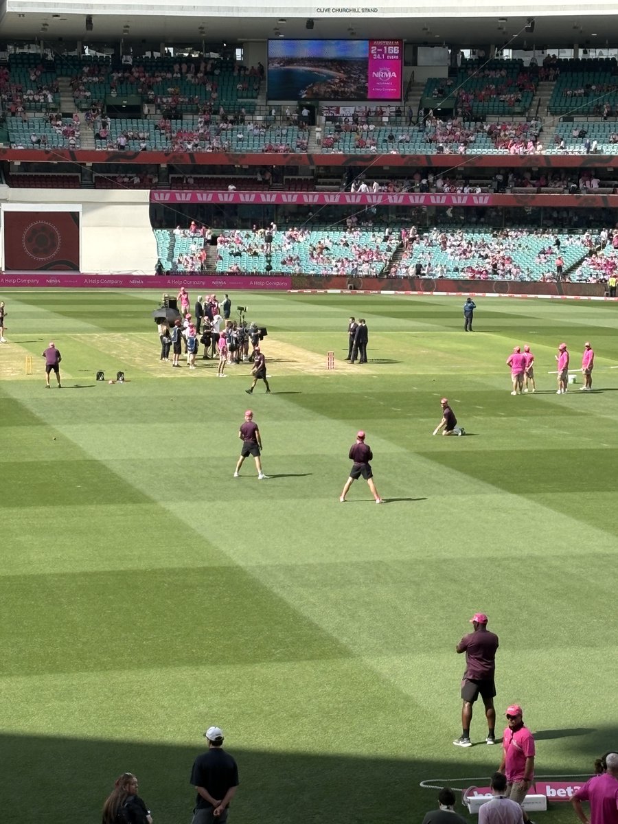 RichardWylie07's tweet image. Sitting here watching England fielding practice. They catch about 4 in every 10. Meanwhile ‘Wee Man’ Ducket is kicking a soccer ball. 🧐😂 #ashes #ashes2025 #Bazball