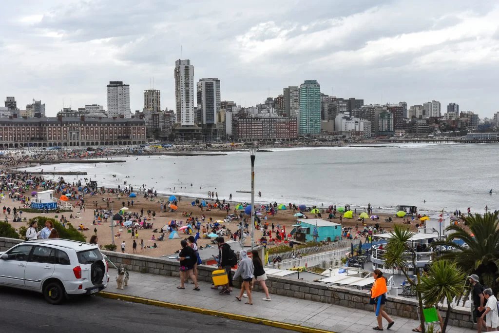 provincia1270's tweet photo. #Ahora en #ElRepaso📰 #móvil de @IvanDcatalan, periodista de Radio Brisas Mar del Plata. 

👉Conversamos sobre las expectativas para la temporada. 

💻https://t.co/jKejIHcpvt https://t.co/k24qwHG9Mu
