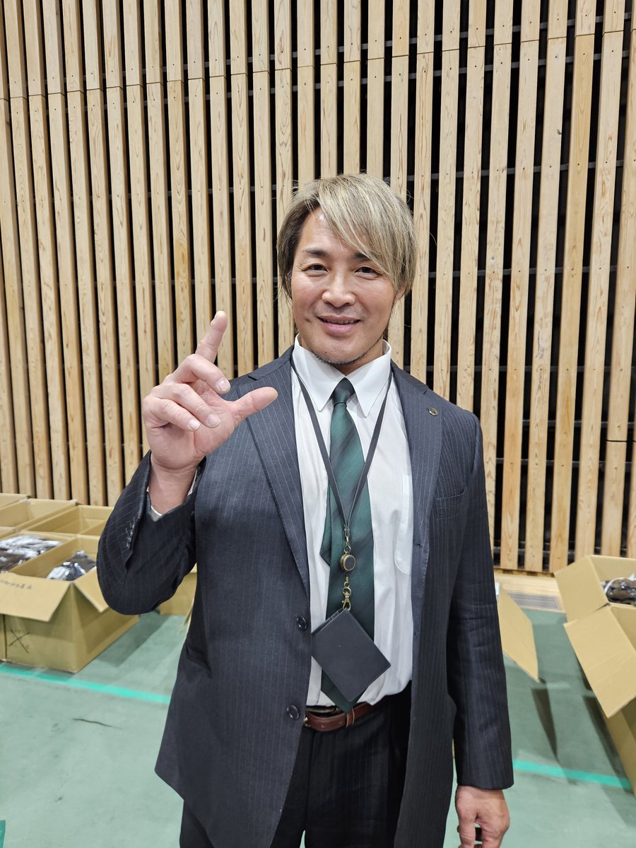 junkshopdog's tweet photo. MEETING THE ACE - There was pandemonium at the New Year's Dash merch table as @tanahashi1_100 made an appearance! It was an honour to shake hands (and even get a thank you) from the legend. Thank YOU Tana-San!

#hiroshitanahashi #thankyouace #njpw #棚橋弘至 #プロレス https://t.co/mXEbfHwDXX