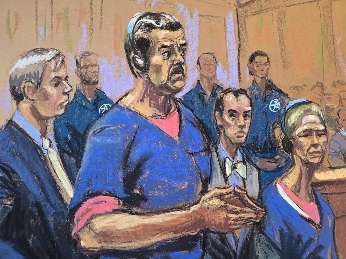 TVEShn's tweet image. #tvesteinforma | Bocetos muestran a Maduro en corte

EEUU publica los bocetos de Nicolás Maduro y Cilia Flores en la corte de Nueva York, donde no se permiten cámaras ni grabadoras.

#tves #noticias