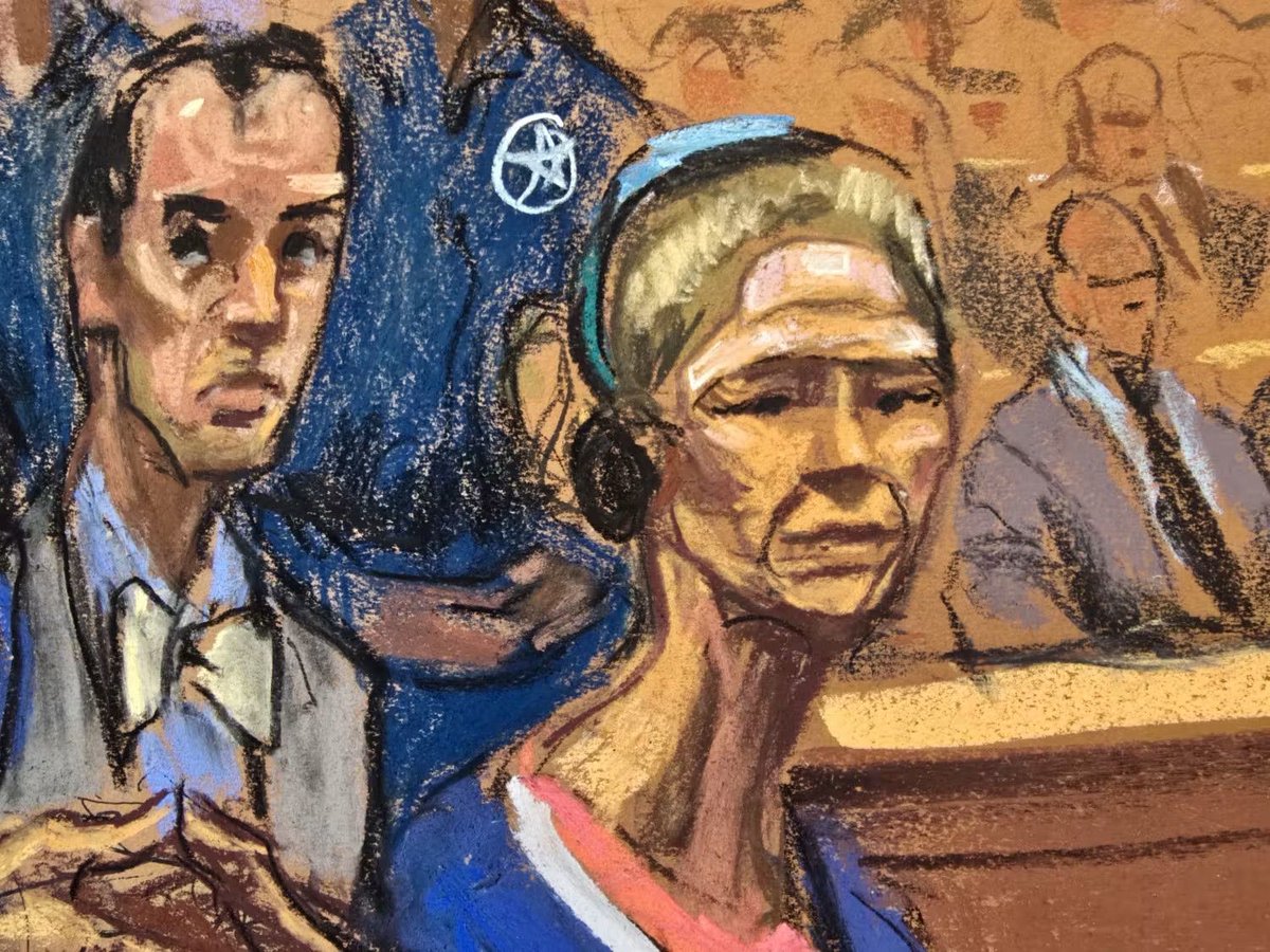 TVEShn's tweet image. #tvesteinforma | Bocetos muestran a Maduro en corte

EEUU publica los bocetos de Nicolás Maduro y Cilia Flores en la corte de Nueva York, donde no se permiten cámaras ni grabadoras.

#tves #noticias