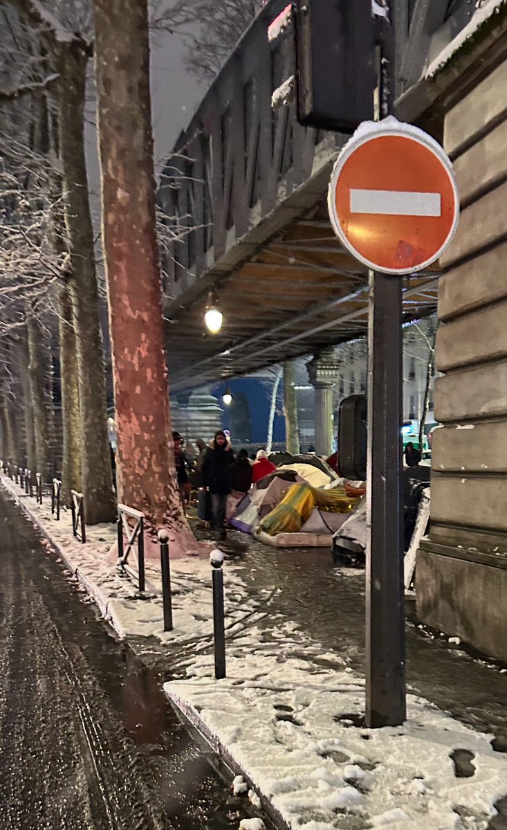 JfCorty's tweet image. #Stalingrad #Paris Cette nuit, -4 prévu, des 10e de personnes sous les ponts dont des mineurs, pas de mise à l’abri effective, une décadence capitale.