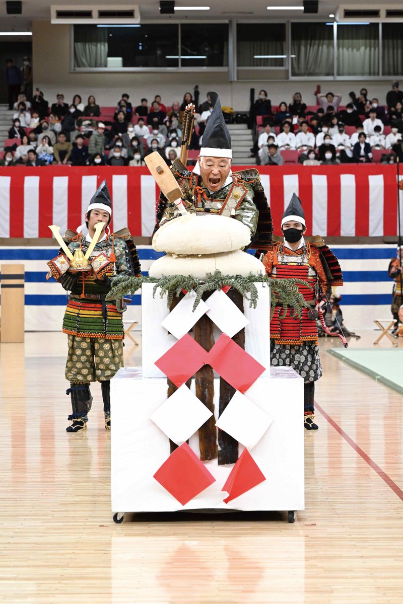 昭和100年」の催しのご紹介。日本武道館 昭和100年記念 令和8年鏡開き式・武道始め。武道修業の出発に当たる新春恒例行事として、古式に則った鎧着初め と鏡開き式、現代武道（9種目）の模範演武、武道始め・各道稽古会を行います（入場は無料です）。 #昭和100年 #日本武道館