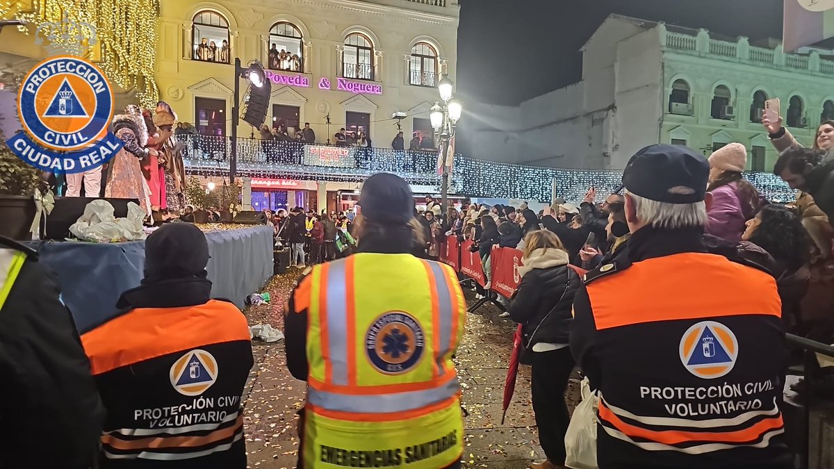 Finaliza la #Cabalgata con 2 incidencias. Desde @pcivil_creal les damos las gracias a todos los ciudadanos por hacérnoslo tan fácil. 
Para los más pequeños: preparad avituallamiento para los Reyes Magos y a dormir pronto.
#EstamosPorTi
#CiudadRealSegura
#SiempreDisponibles