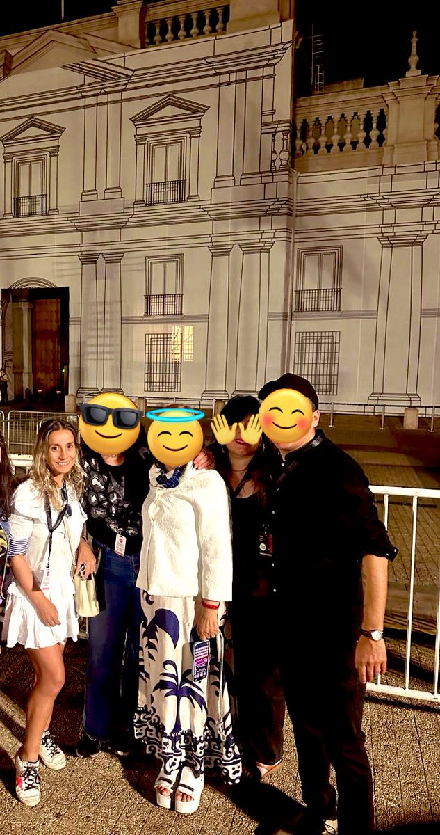 Aquí anduve el finde 😬🙈🙊 después de la segunda Foto me fui a cambiar ropa pero olvidé dejar las ojeras y partí al cumple de <a href="/loretomonardes2/">Lolo M.M.</a>  donde me estaba esperando mi <a href="/CARLABORLONE/">La Carla Borlone ® 🧜🏻‍♀️</a> que está tratando de hacer maravillas con mi cara 🍑 en ese carrete, nos amanecimos bailando