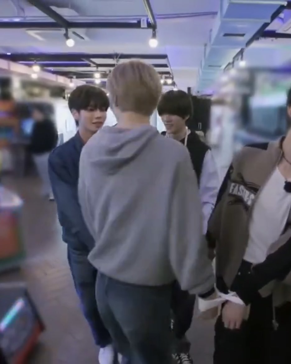 chu2ball's tweet image. 事情已经严重到他只是站在这里，而我就觉得他的大屁股在勾引我