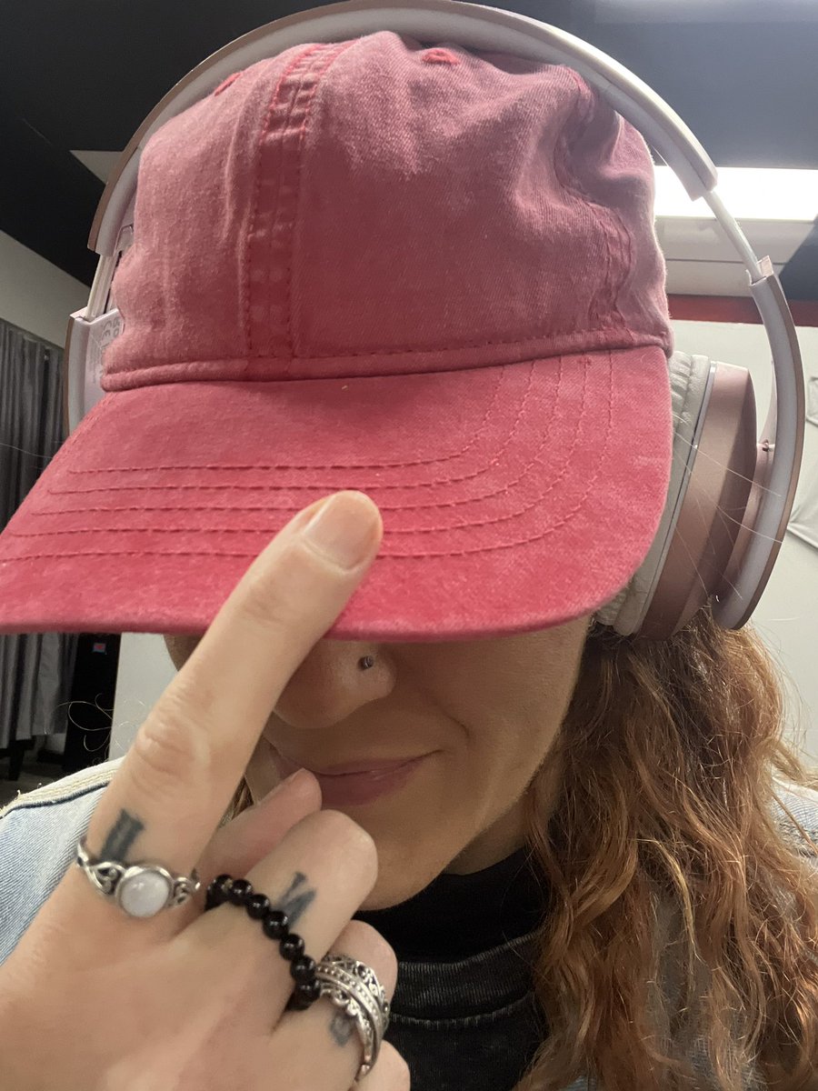 mikaellawitch13's tweet image. If you don’t feel ‘safe’ or welcome somewhere… have your hat. Add eyeliner… If the vibe is ugly, call your guys and braid your hair while making affirmations or protective ‘spells’… 

⭐️ always protected ✨🌟

#witchy #glam #protection #tips 💖