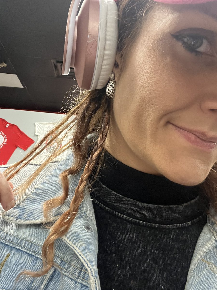 mikaellawitch13's tweet image. If you don’t feel ‘safe’ or welcome somewhere… have your hat. Add eyeliner… If the vibe is ugly, call your guys and braid your hair while making affirmations or protective ‘spells’… 

⭐️ always protected ✨🌟

#witchy #glam #protection #tips 💖