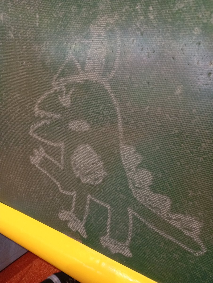 ワイのあかちゃんマン(画像1)を見本に娘が描いた描いたあかちゃんマン(画像2)かわいい。
わんちゃんとティラノちゃんもかわいい。お絵かき好きで嬉しい