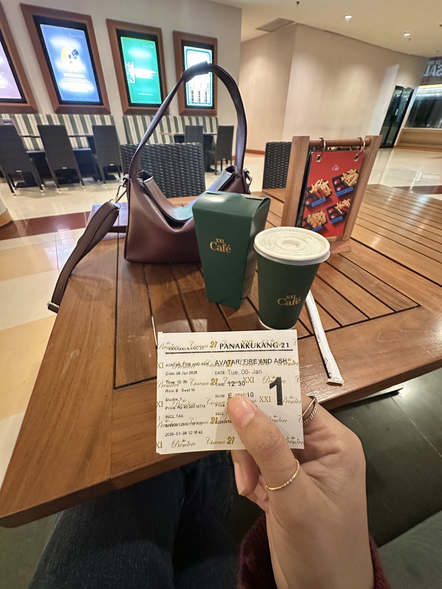 elsndpd's tweet image. Untuk pertama kali beneran nonton sendiri🥲