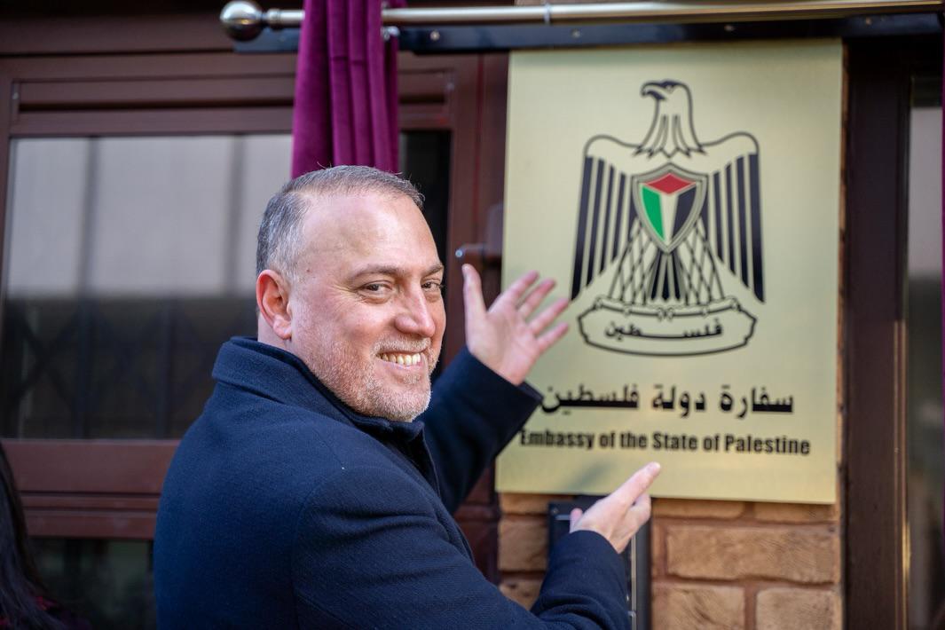 ALHAMDULILLAH 

Kedutaan Besar Palestin di UK akhirnya dibuka secara rasmi semalam

Ini selepas UK mengiktiraf Palestin sebagai Negara Berdaulat sekaligus kini dua negara itu mempunyai hubungan diplomatik secara rasmi