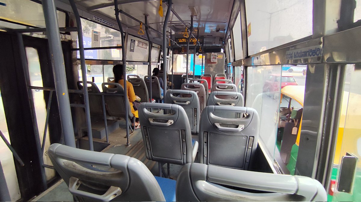 RBPachhapur's tweet photo. With only two narrow lanes bus stop at K R Market. one of them towards Hosakote/Varthur side, Buses don't stop long, as they need to  give way for  other.
good public transportation infrastructure is needed &amp; management of time &amp; official onsite to manage.
@RLR_BTM @GBAChiefComm https://t.co/nGOxfRoGIx