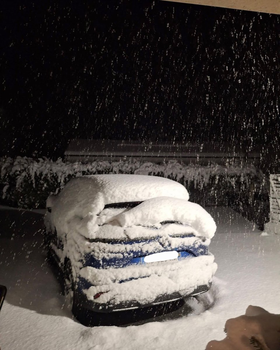 GWoznica's tweet image. ❄️ #Neige : c’est dans l’est et le centre de la #CharenteMaritime où les cumuls de neige les plus importants sont relevés avec une vingtaine de centimètres dans des secteurs comme #Surgères ou #Saintes. Des coupures d’électricité et des chutes d’arbres sont signalées localement…